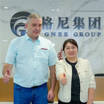 Un cliente ruso visita nuestra empresa y firma con éxito un pedido de tubos d...